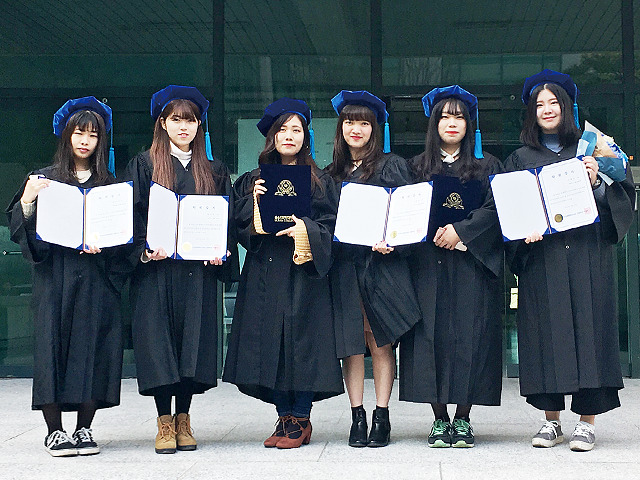 蔚山科学大学卒業日に卒業証書を持って記念写真に写っている生徒達